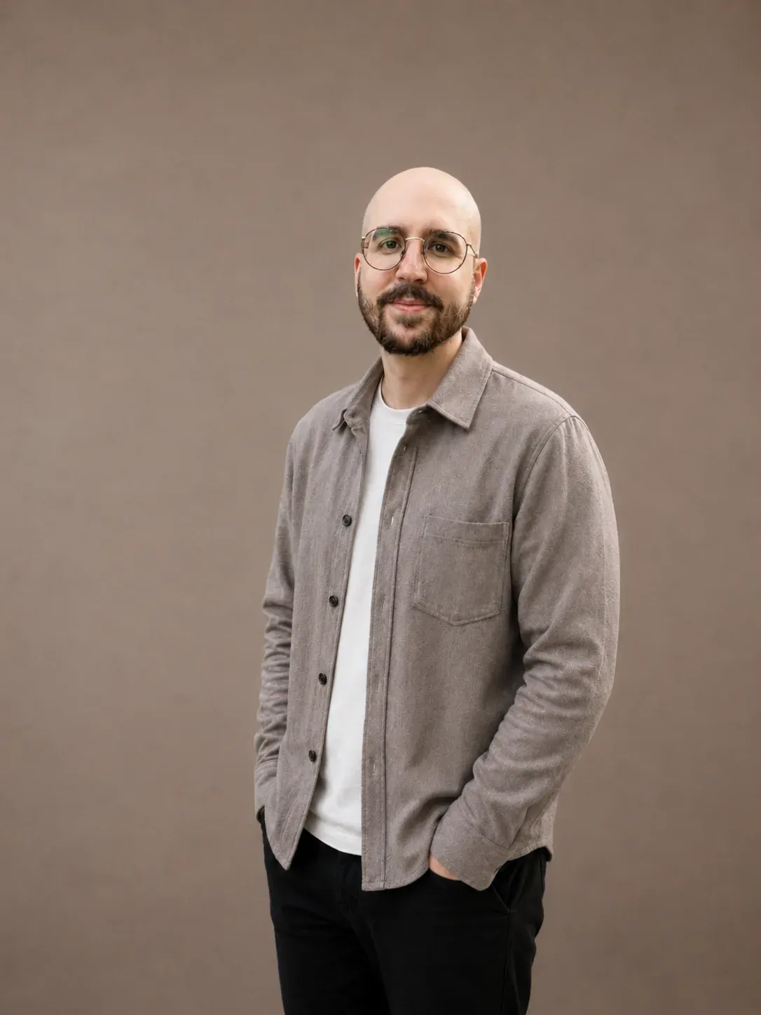 Porträt von Luca Ritter vor neutralem Hintergrund